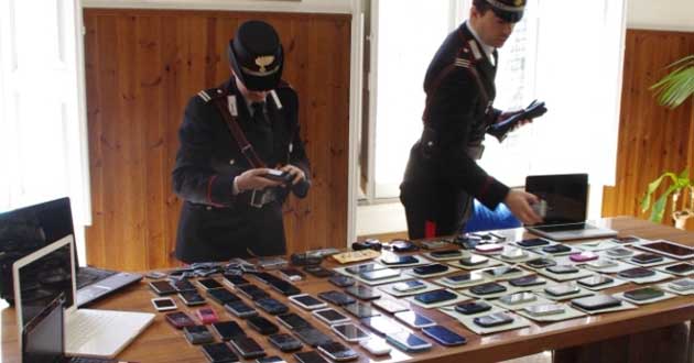 Gli 80 telefoni e Ipad recuperati dai Carabinieri