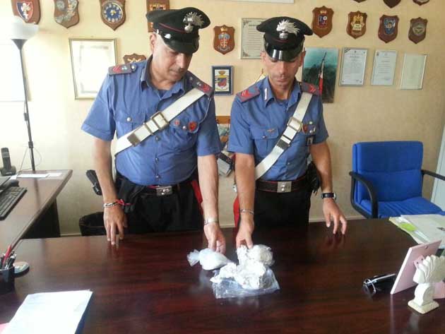 Gli ovuli sequestrati dai Carabinieri alla coppia nigeriana arrestata