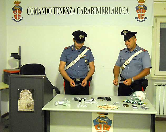 Il materiale sequestrato dai Carabinieri della Tenenza di Ardea