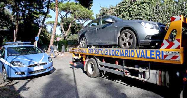 Delitto Eur. La Chevrolet Cruze viene trasportata al deposito giudiziario