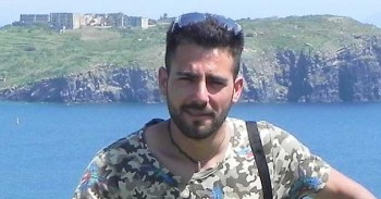 Il giovane Carmine Talercio. Sullo sfondo l’Isola di S. Stefano