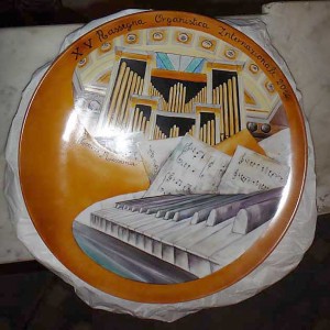 Inaugurata nella Chiesa di San Michele Arcangelo di Rocca Massima la XV Rassegna Organistica Internazionale. Piatto in ceramica