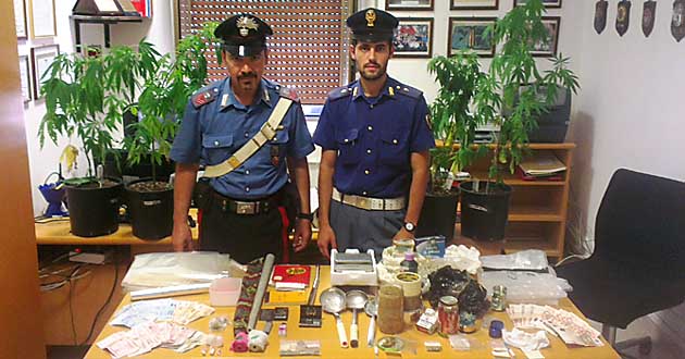 La droga e il materiale sequestrato dai Carabinieri di Frosinone