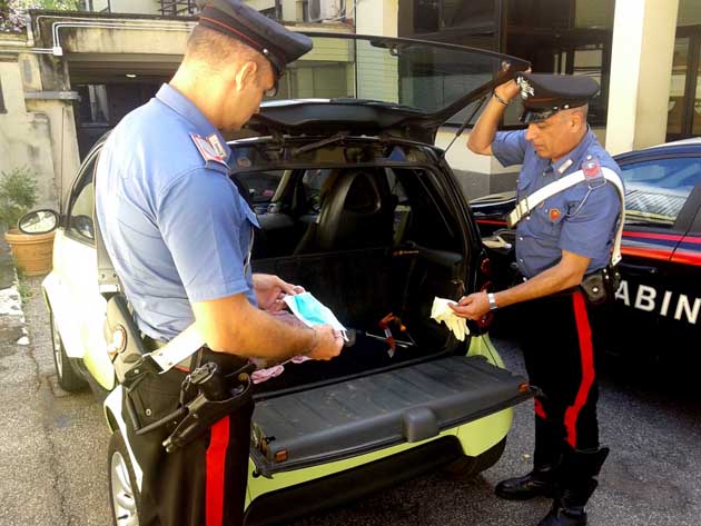 La Smart e il materiale sequestrati dai Carabinieri