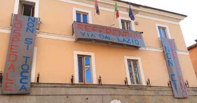 Gli striscioni sulla facciata del Municipio di Amatrice