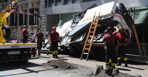 Roma. Cingolato sprofonda in Via Palestro nei pressi della Stazione Termini