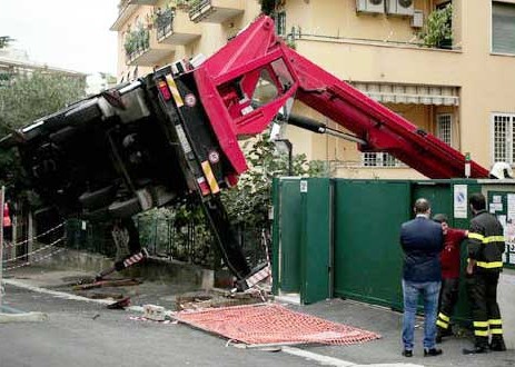 Incidente sul lavoro a Roma. Si ribalta una gru: gravi i due operai che stavano lavorando nel cestello