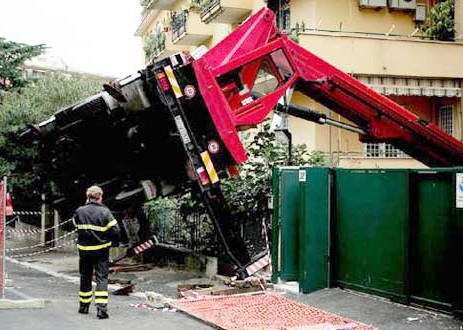 Incidente sul lavoro a Roma. Si ribalta una gru: gravi i due operai che stavano lavorando nel cestello