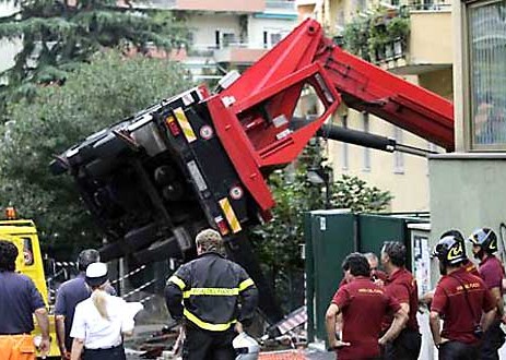 Incidente sul lavoro a Roma. Si ribalta una gru: gravi i due operai che stavano lavorando nel cestello
