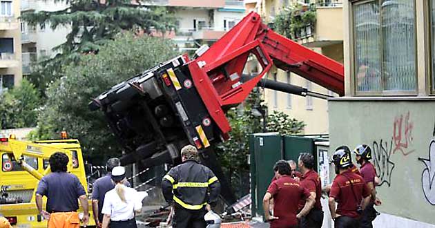 Incidente sul lavoro a Roma. Si ribalta una gru: gravi i due operai che stavano lavorando nel cestello