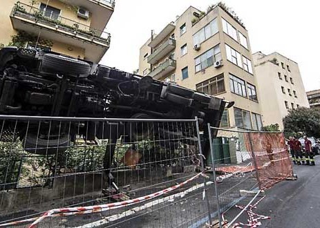 Incidente sul lavoro a Roma. Si ribalta una gru: gravi i due operai che stavano lavorando nel cestello