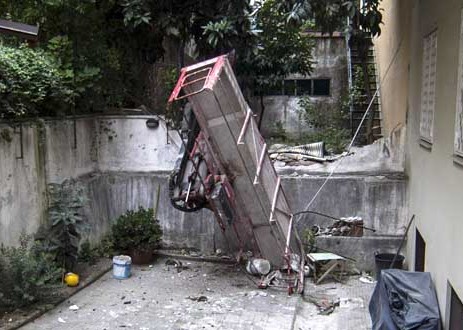 Incidente sul lavoro a Roma. Si ribalta una gru: gravi i due operai che stavano lavorando nel cestello