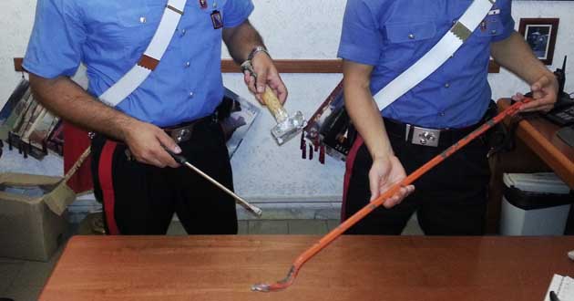 Gli arnesi sequestrati dai Carabinieri al cittadino americano