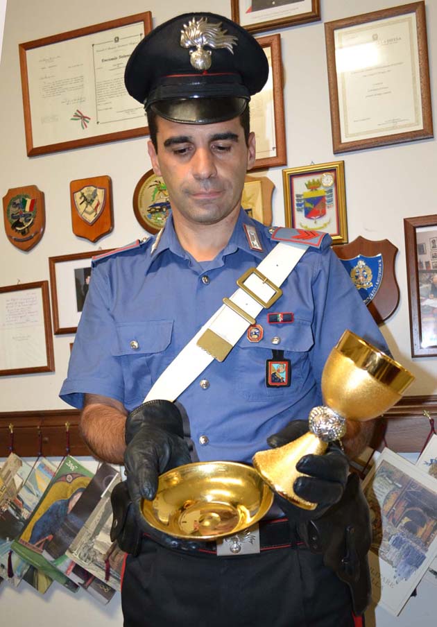 Gli oggetti liturgici recuperati dai Carabinieri