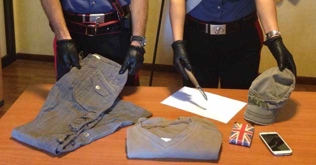 I Carabinieri mostrano gli indumenti sequestrati al rapinatore