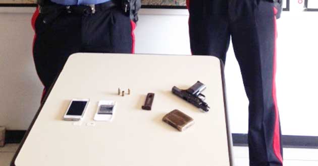 La droga e la pistola sequestrata dai Carabinieri in Via Boccea