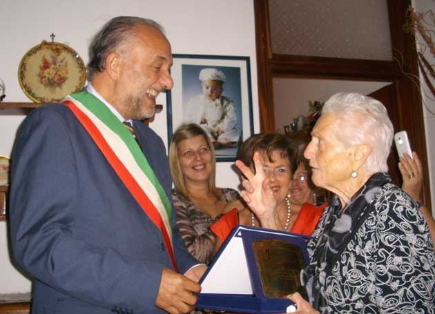 Il Sindaco Mario Cacciotti e la centenaria Michelina Taggi
