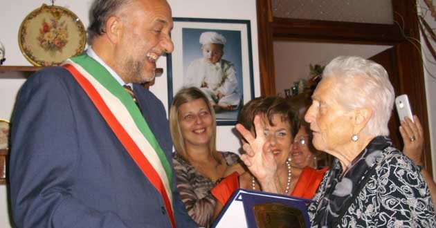 Il Sindaco Mario Cacciotti e la centenaria Michelina Taggi