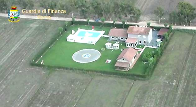 Uno degli immobili sequestrati dalla Guardia di Finanza