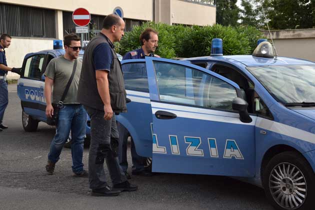 Sul treno senza biglietto prendono a morsi gli agenti che le invitano a scendere