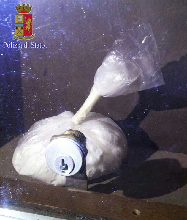 La busta con la coca nella cassetta della posta