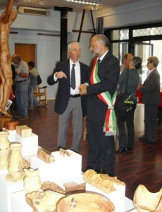 L’artista in compagnia del sindaco Mario Cacciotti