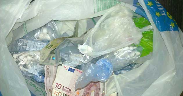 La droga ed il contante sequestrato dai Carabinieri di Frosinone