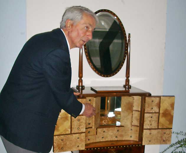 L’artista mostra una delle opere in mostra