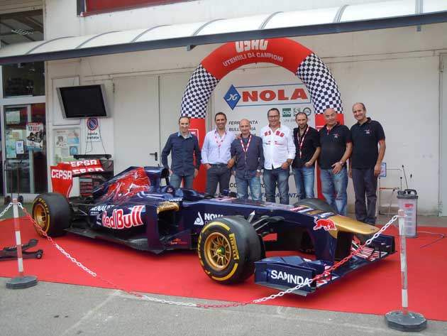 Il bolide della scuderia di Formula 1 Toro Rosso da Nola ai Piani Artigianali