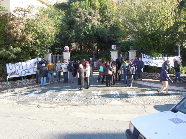 È protesta vibrante davanti all’ospedale “L.P. Delfino” di Colleferro contro lo spostamento dei reparti di Ostetricia, Pediatria e Neonatologia