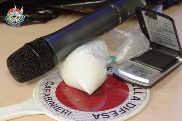 Cristalli di metanfetamina sequestrati nei microfoni dai Carabinieri