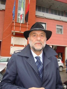 Mario Cacciotti stamattina in Piazza Italia davanti al municipio. Sullo sfondo l’ufficio del sindaco...