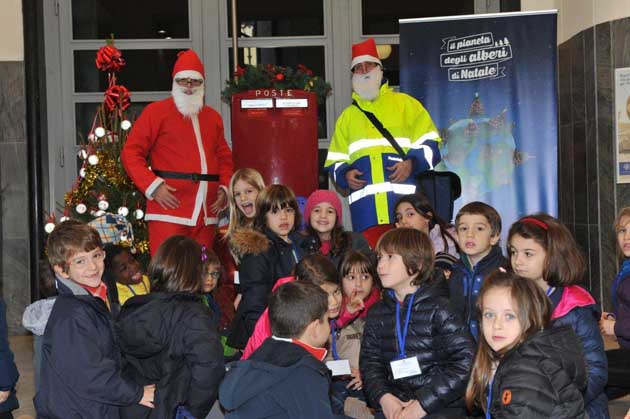 Roma. I postini di Babbo Natale incontrano gli alunni della scuola primaria “Ermenegildo Pistelli”