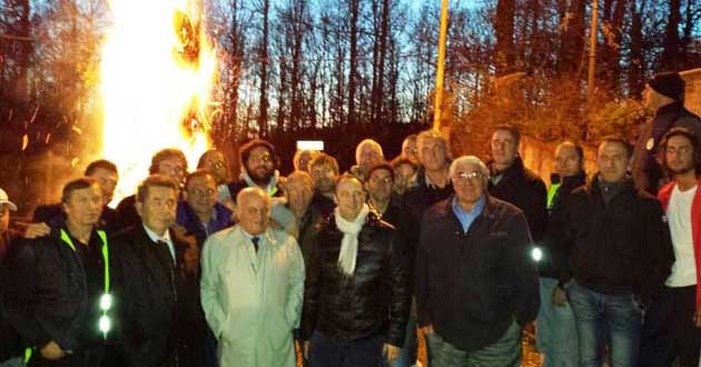 Foto di gruppo amministratori e Associazione Madonna del Bosco
