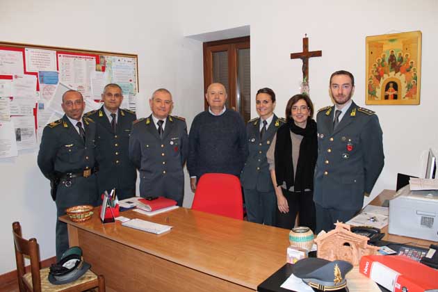 La Guardia di Finanza di Velletri dona cibo e capi di abbigliamento alla Caritas Diocesana