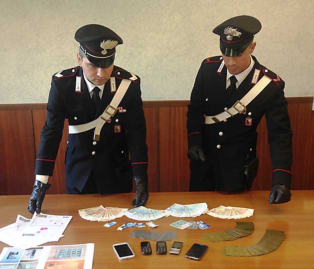 Le carte di credito e il denaro sequestrati dai Carabinieri della Stazione Roma Trastevere