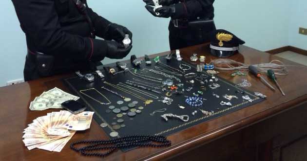 Parte della refurtiva recuperata dai Carabinieri