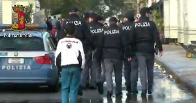 Setaccio campo nomadi Polizia