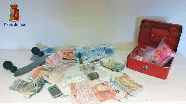 Il denaro ed il materiale sequestrato dalla Polizia di Stato