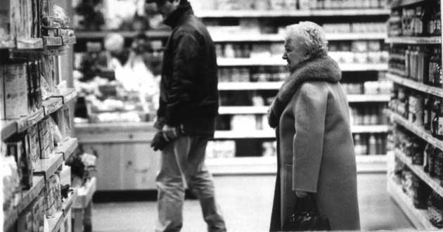 anziana_supermercato_scaffale