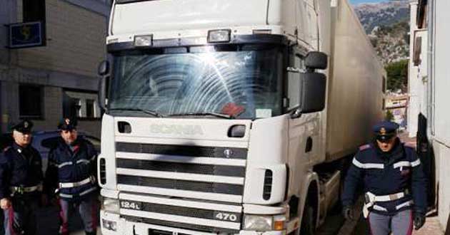 Frosinone. Con una motrice rubata trainava un rimorchio rubato altrove