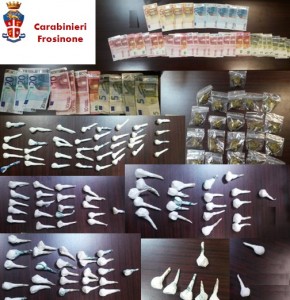 La droga ed il denaro sequestrati dai Carabinieri di Frosinone