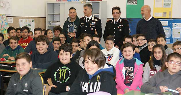 I Carabinieri e gli studenti della Scuola Media S.Maria De Mattias di Acuto