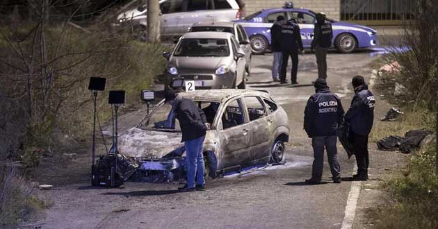 Corpo carbonizzato in auto in periferia Roma, forse omicidio