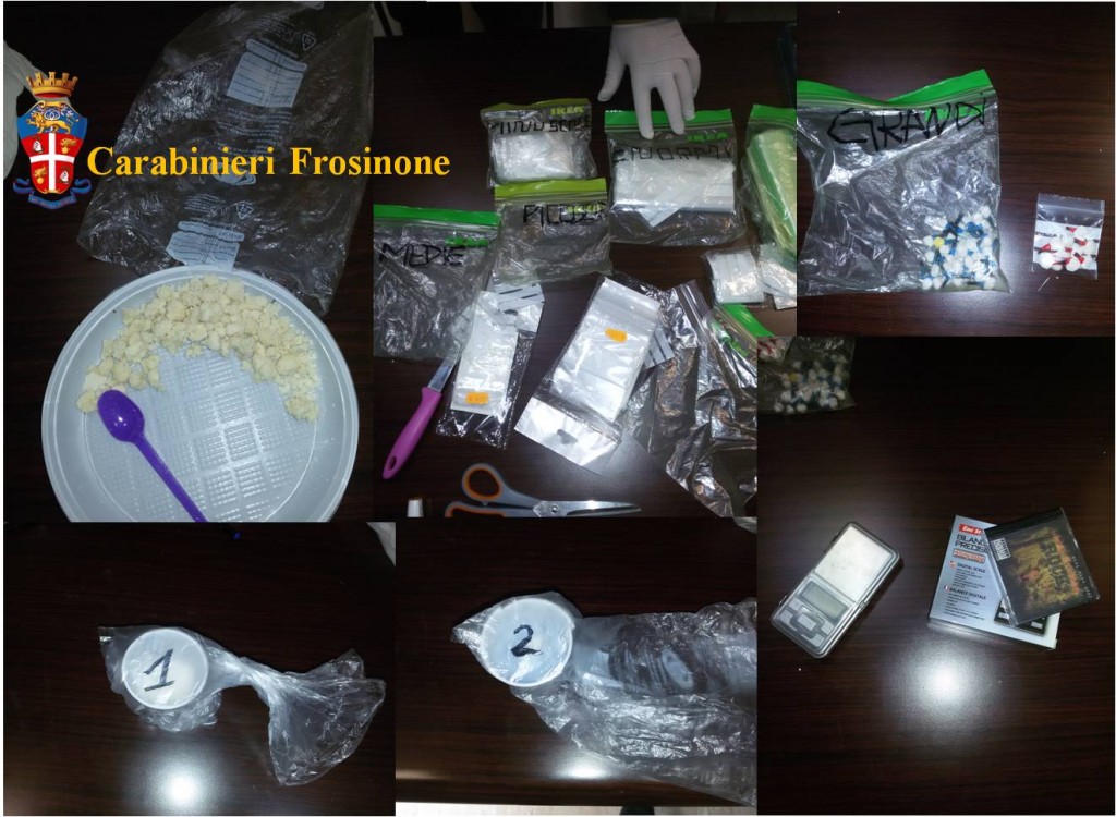 La droga ed il materiale sequestrato dai Carabinieri del Norm di Frosinone in casa della donna..
