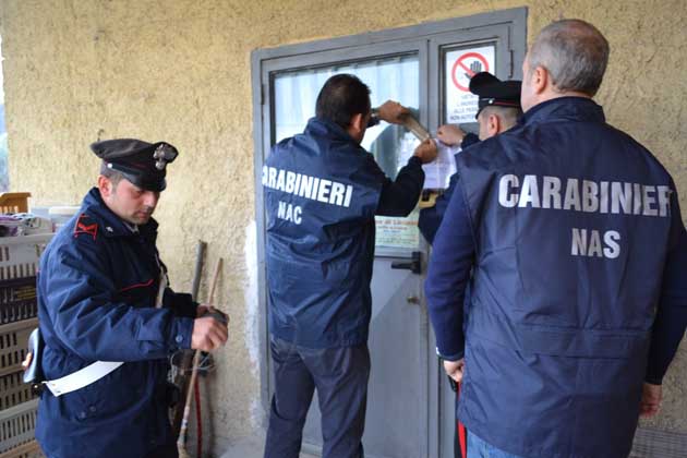 L'intervento dei Carabinieri per il sequestro dei 4 panifici abusivi (1)