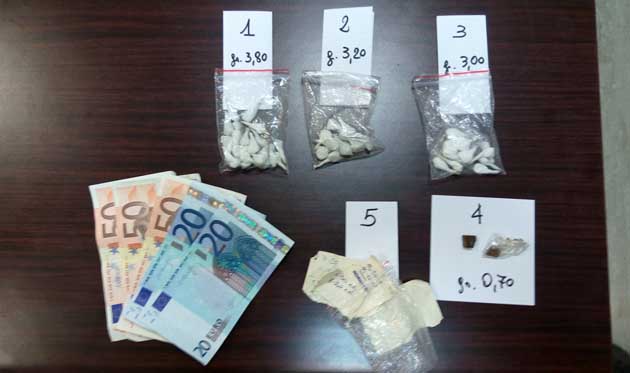 La droga ed il denaro sequestrati dai Carabinieri