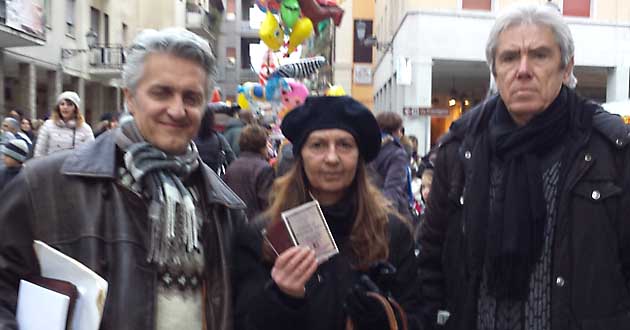 Velletri. La sig.ra Cinzia Davanzo con i documenti ritrovati tra Fabio Taddei e Constantin Florea