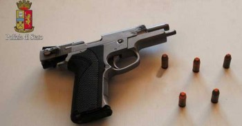 La pistola sequestrata dalla Polizia di Ostia