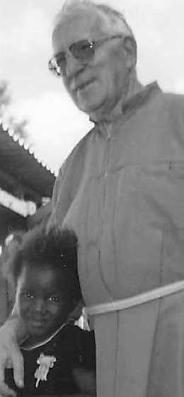 Padre Angelo Ferrazza ed un piccolo bambino africano PadreAngeloFerrazza00